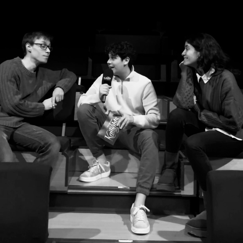 Kai entrevistant joves talents